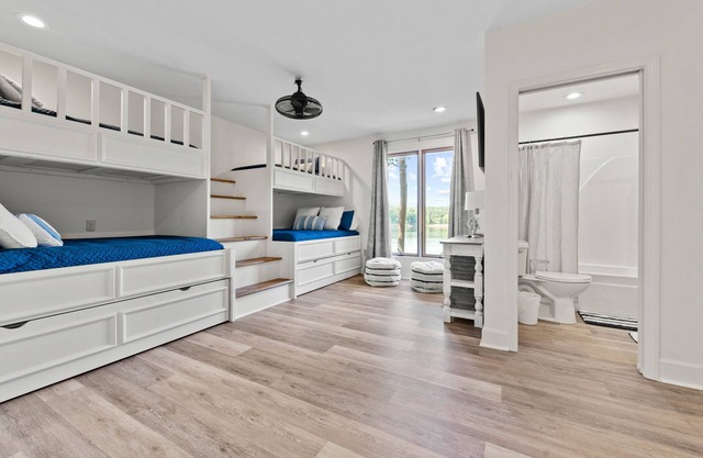 Stunning 4-bedroom Lakehouse on the water!