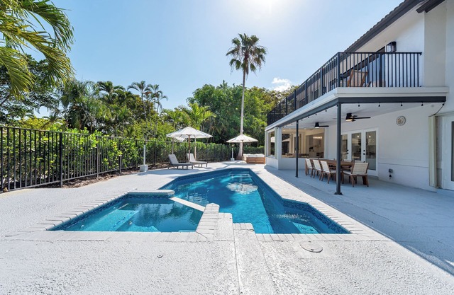 Stunning 4-Bedroom House, Private Pool, on Golf and 2 miles to the Delray Beach