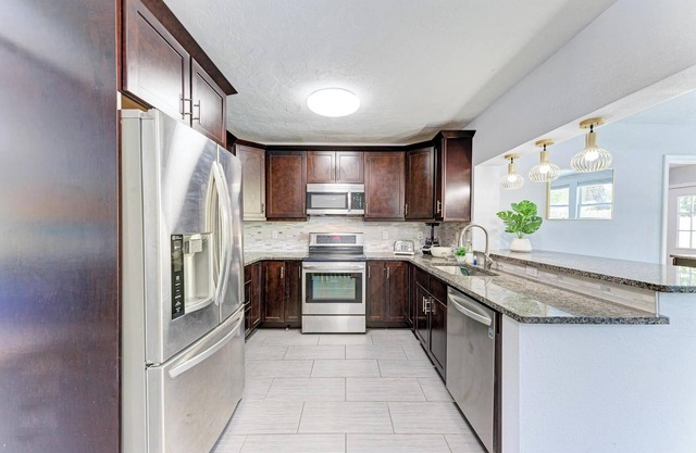 Stunning 4B House near IMG-AMI-Heated Pool-King Bed-Backyard Oasis-FirePit!