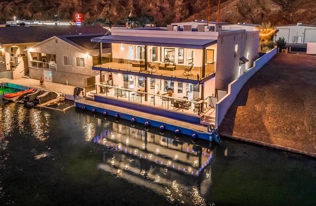 Stunning 6 Bedroom Waterfront Home In Moovalya Keys!