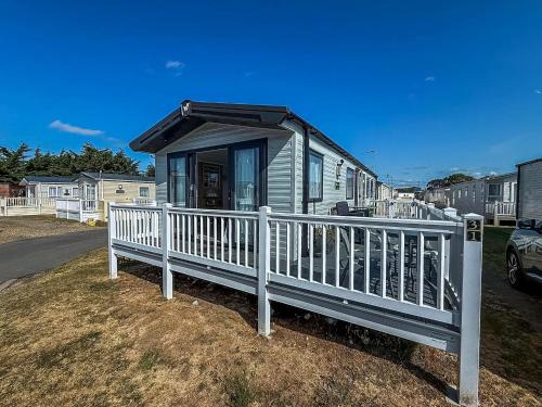 Stunning 6 Berth Caravan At Suffolk Sands Holiday Park Ref 45031G
