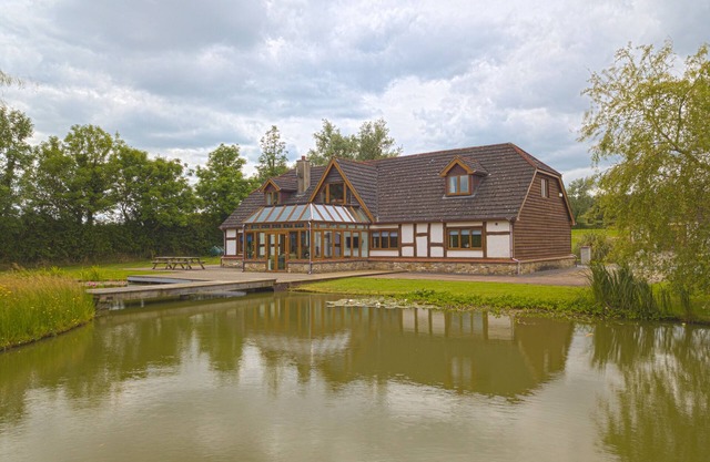 Stunning 7 bedroom lakeside lodge in beautiful Shannon countryside - Roscommon