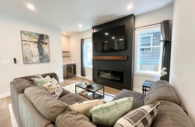 Stunning and Stylish City Home W/1 Car Garage & AC