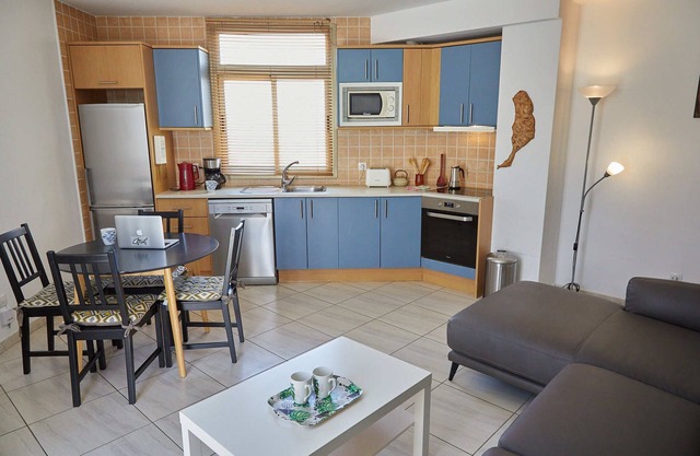 Stunning Apartment with Sea Views, Mins from the Beach