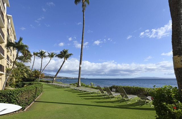 Stunning Beachfront Retreat 45 steps from Sugar Beach