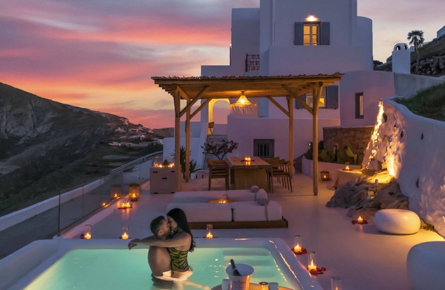 Stunning BlueWhite Villa: Luxury Heated Infinity Pool Escape