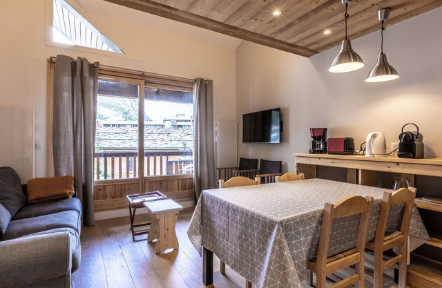 Stunning Central Apartment Near Slopes and Shops, Sleeps 5