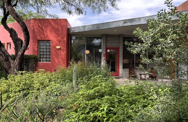 Stunning Central Contemporary Close to Golf, U of A, Art-House Cinema, Gardens!