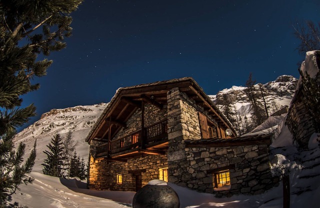 Stunning Chalet near Ski Lifts with Mountain Views, Sleeps up to 12