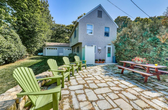 Stunning classic home with central AC, WiFi, outdoor patio, W/D, & full kitchen