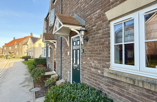 Stunning Coastal Cottage - Sleeping 6 in 3 Bedrooms - Pool and Beach Access Included.