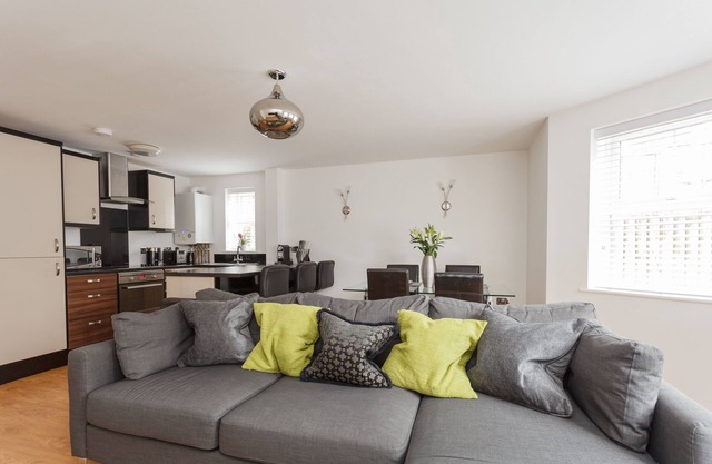 Stunning Contemporary Apartment - Free Parking - 5 Minute Walk To The Beach