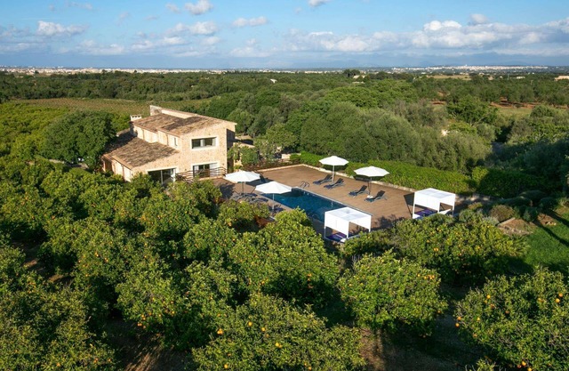 Stunning Converted Farmhouse, A/C, Private Pool, Extensive Grounds & Idyllic Location in Buger!