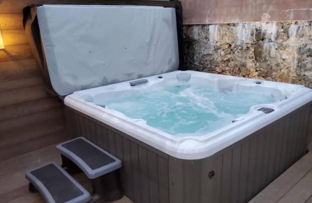 Stunning Cottage, Sleeps 8 with Hot Tub. 1 min walk from beach!
