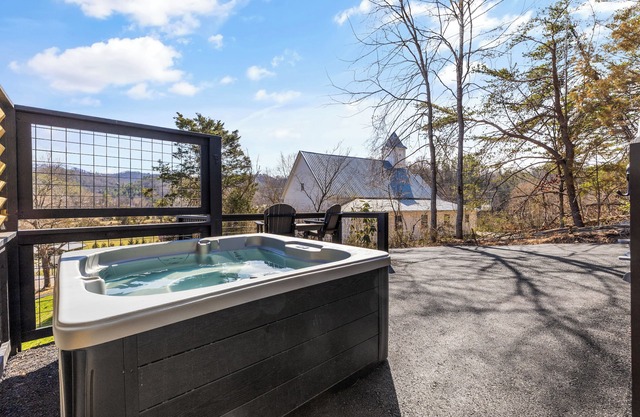 Stunning Couples Cabin, Near Attractions, Mtn Views, Hot Tub, Non Scary Roads