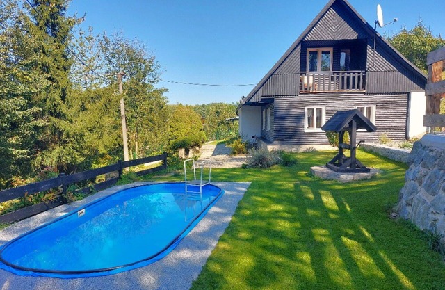Stunning private villa for 6 people with WIFI, private pool, TV, patio, pets allowed and parking