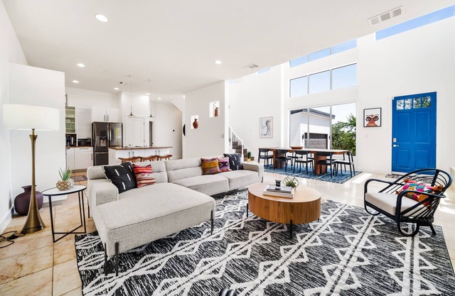 Stunning Design ~ Lakeside Retreat ~ Family Fun