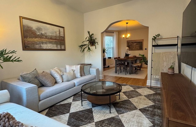 Stunning Duplex Retreat 3BR 2BR, Minutes from Downtown Chicago!