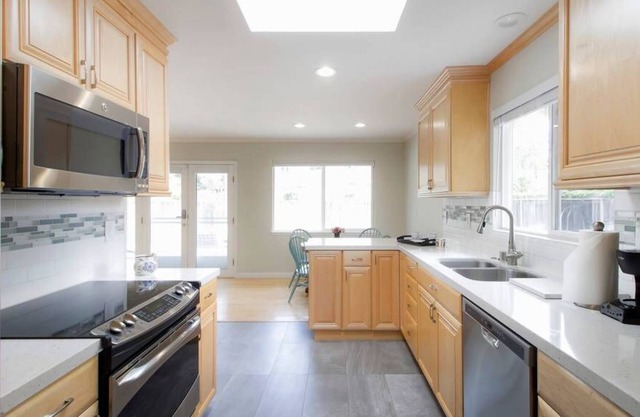 Stunning Executive Corporate House on Tree-Lined Street - Dogs, 30+ Stays
