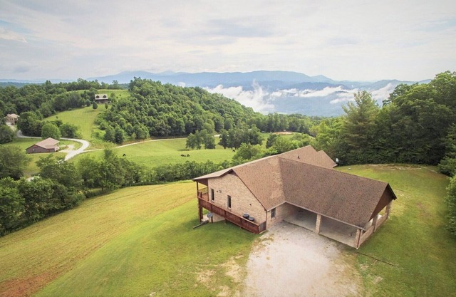 Stunning Expansive Mountain Views-5BR4BA ,19 Private Acres, Hot Tub, Pool Table