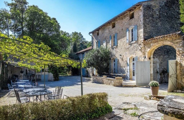 Stunning farmhouse with heated private pool in Provence