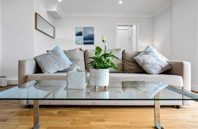 Stunning Flat in Chelsea, Kings Road with Balcony
