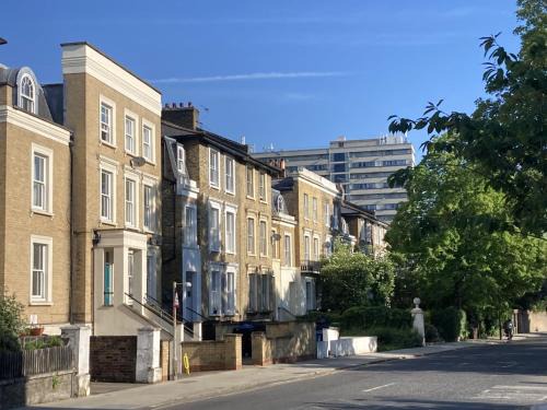 STUNNING GARDEN APARTMENT Central Exclusive Self Catering With Free Off Road Parking By Flat & Wiffi Beautifully Secluded 3 mins From All Amenities Home Not Hotel