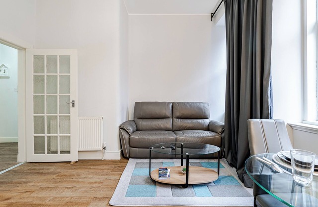 Stunning Ground Floor Flat in SouthSide.