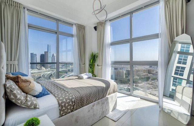 Stunning High-Floor Apartment w Marina & Sea Views