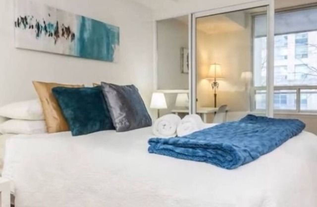 Stunning High Rise Hotel Style 1 Bed Downtown Condo Best Location Amazing View