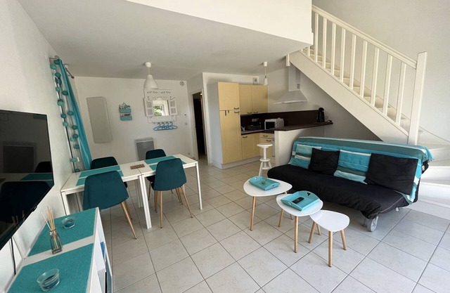 Stunning Holiday Home with Shared Pool, Near Beach and Shops