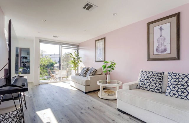 Stunning Hollywood Townhouse with Sunny views