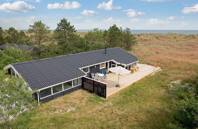 Stunning home in ålbæk with WiFi