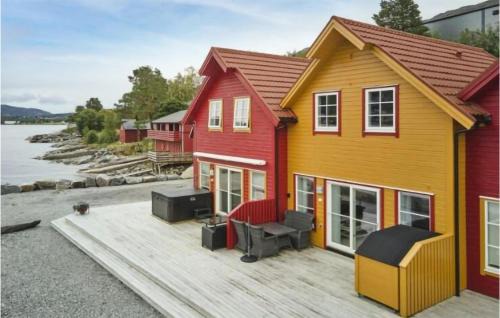 Stunning Home In Eidsvåg I Romsdal