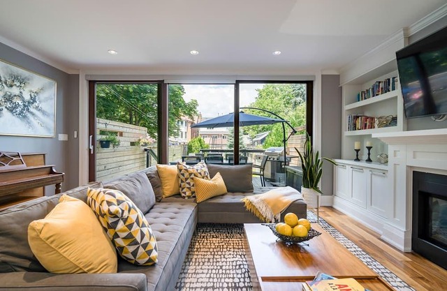 **Stunning home in midtown Toronto. Spacious home suitable for large parties**