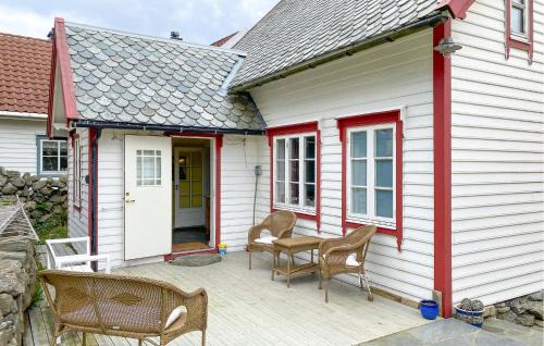 Stunning Home In Runde With Wifi