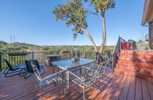 Stunning Home on a Cliff with Gorgeous Views: 5 min to Lakes