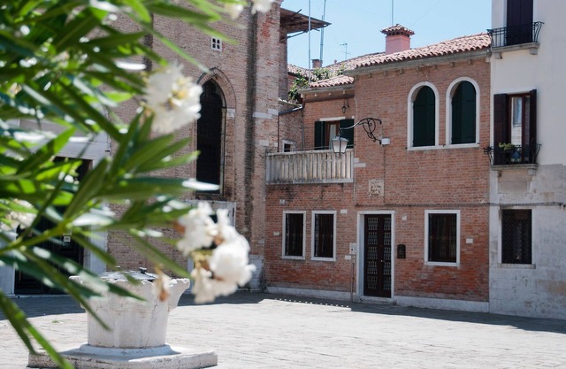 Stunning house, 4 bedrooms, 3 outside spaces, near St Mark's, in a typical square