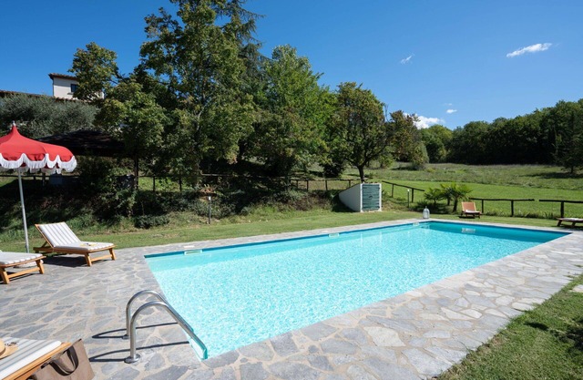 Stunning private villa for 10 guests with A/C, WIFI, private pool, TV and pets allowed