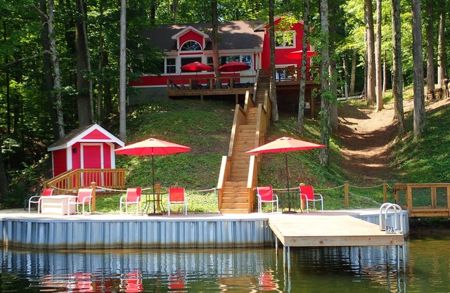 STUNNING LAKEFRONT PROPERTY SURROUNDED BY BEAUTIFUL VIEWS. n