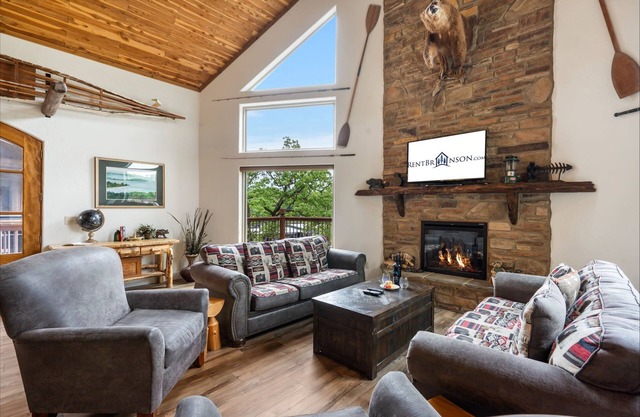 Stunning Lakefront Home with Sloping Shoreline-Community Amenities-Free Attraction Tickets