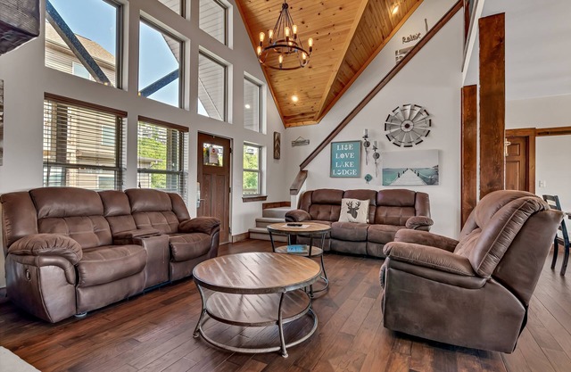 Stunning Lakefront Lodge on Indian Point! 5 BR, 4BA! Bring the Whole Family!