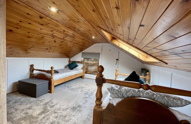 Stunning Lochside Lodge at the Foot of The Cobbler