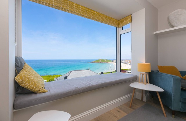 Stunning luxury holiday home - sea views, garden and parking