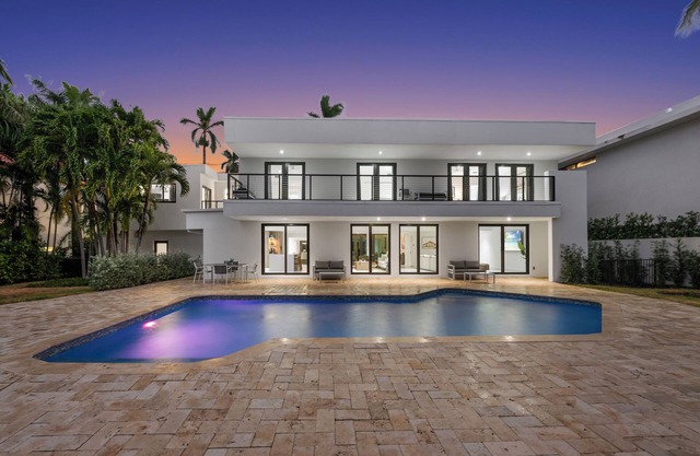 STUNNING LUXURY HOME WITH MODERN ELEGANCE