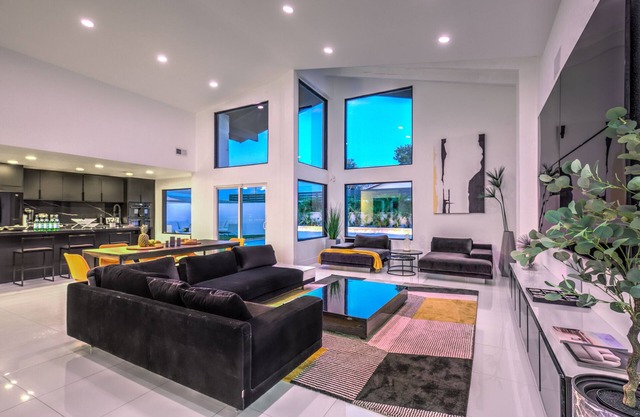 Stunning Luxury Villa,5 BR,4.5 BA Pool/Jacuzzi/Gym