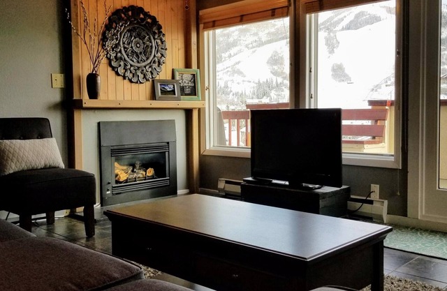 Stunning mountain views with great ski access!