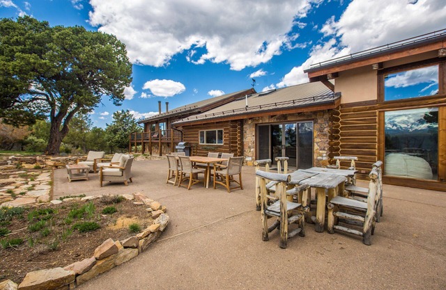 Stunning Mountain Home with Spectacular Views - Access to Trails STR2024-063