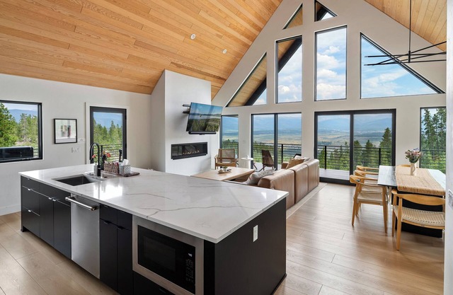 Stunning Mountain Views w/Hot Tub