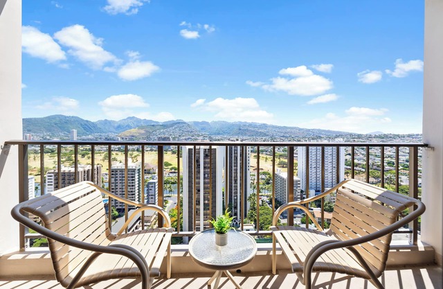Stunning Mountain View Condo, Near Beach + Parking